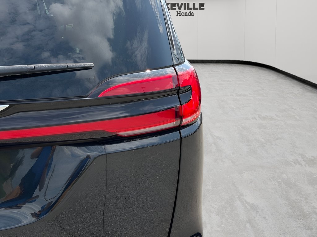 Used 2023 Chrysler Pacifica Touring-L FWD image 5