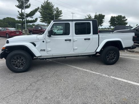 New 2025 Jeep Gladiator Sport image 17