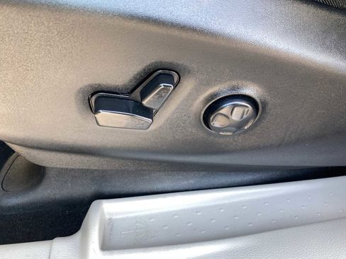 Used 2023 Chrysler Pacifica Touring-L image 19