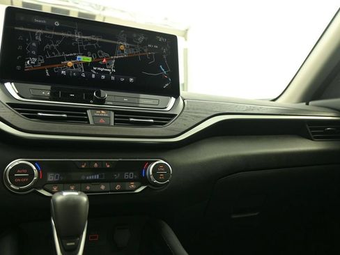 Used 2024 Nissan Altima 2.5 SL FWD image 18