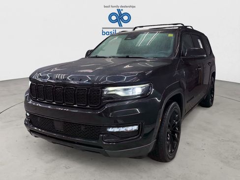 Used 2022 Jeep Wagoneer Series III w/ Premium Group I AWD/4WD image 2