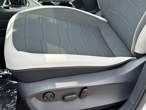 New 2025 Volkswagen Taos SE image 17
