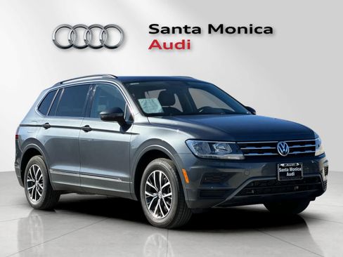 Used 2020 Volkswagen Tiguan SE w/ Panoramic Sunroof Package image 9