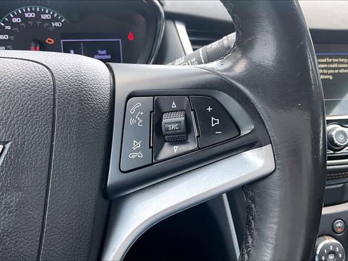 Used 2019 Chevrolet Trax LT w/ LT Convenience Package FWD image 25