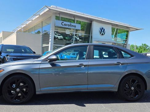 Used 2026 Volkswagen Jetta SE FWD image 2