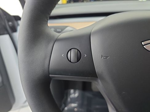 Used 2025 Tesla Model Y Long Range image 17