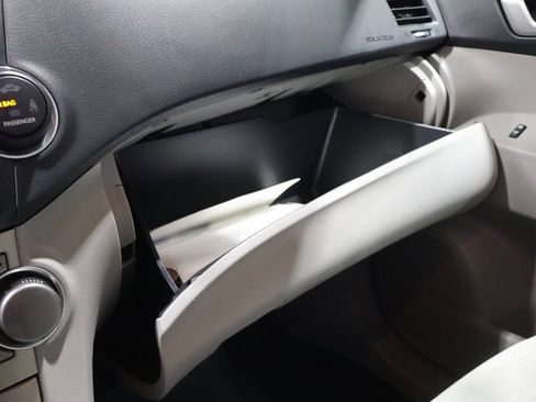 Used 2013 Toyota Highlander Plus AWD/4WD image 28