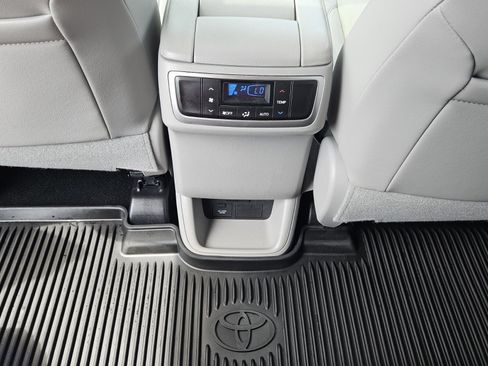 Certified 2019 Toyota Highlander XLE FWD image 12