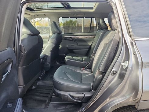 Used 2023 Toyota Highlander Platinum image 11