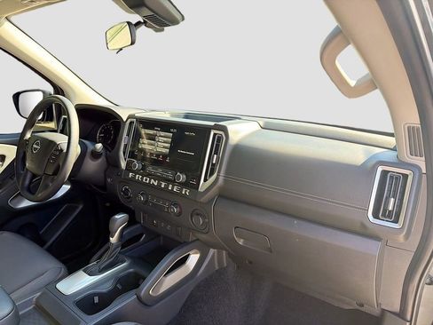Certified 2025 Nissan Frontier SV image 30