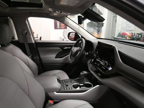 Used 2023 Toyota Highlander XLE AWD/4WD image 33