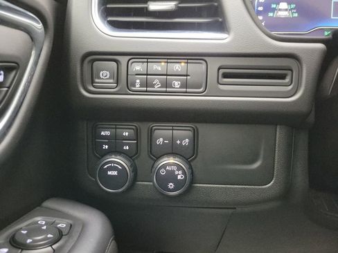 Used 2023 Chevrolet Suburban Z71 w/ Luxury Package image 31