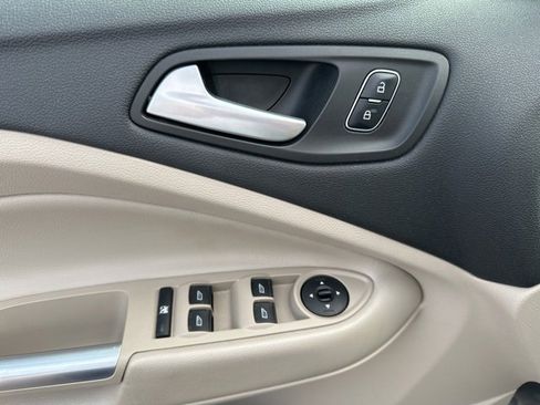 Used 2018 Ford Escape SE image 3