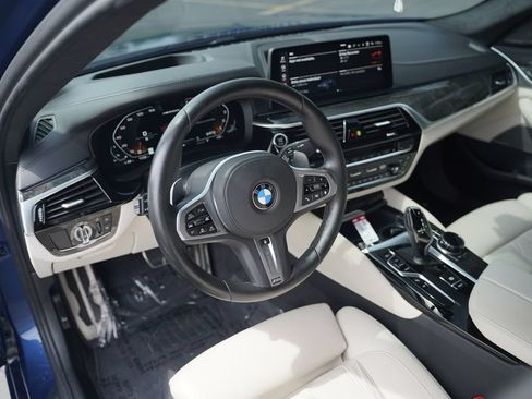 Used 2022 BMW M550i xDrive w/ Dynamic Handling Package AWD/4WD image 9