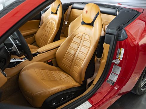 Used 2016 Ferrari California T RWD image 30