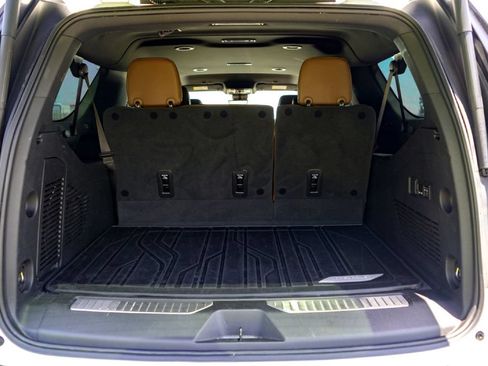 Used 2024 Chevrolet Suburban High Country RWD image 28