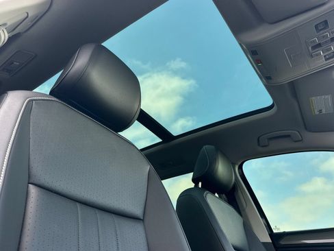 Used 2023 Volkswagen Tiguan SE w/ Panoramic Sunroof Package FWD image 18