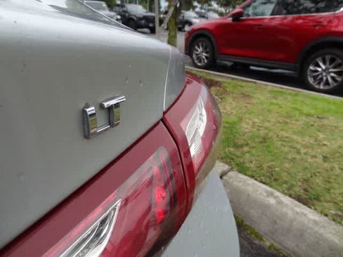 Used 2020 Chevrolet Malibu LT FWD image 16