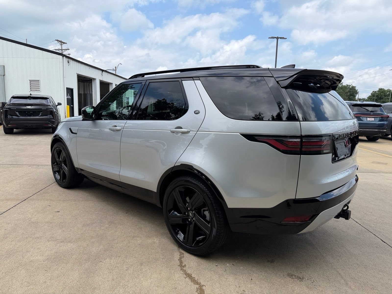 Used 2024 Land Rover Discovery Dynamic SE AWD/4WD image 29