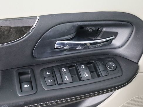 Used 2014 Chrysler Town & Country Touring image 20