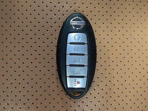 Used 2018 Nissan Rogue SV w/ Premium Package FWD image 32