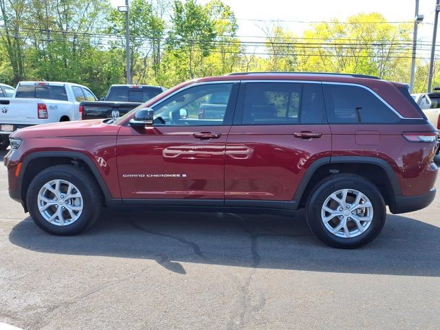 Used 2023 Jeep Grand Cherokee Limited w/ Luxury Tech Group II AWD/4WD image 4