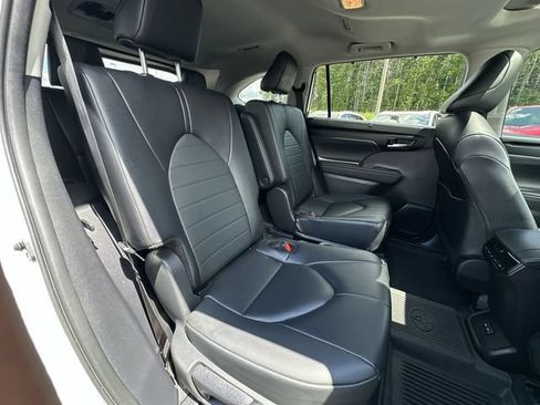 Used 2024 Toyota Highlander XLE FWD image 26