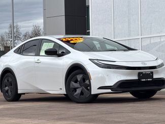 Used 2025 Toyota Prius LE video 2
