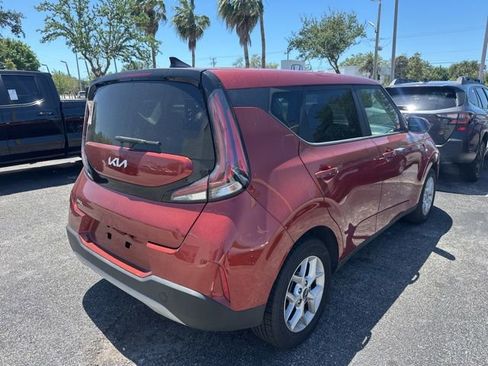 Used 2023 Kia Soul LX w/ LX Technology Package image 2