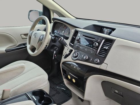 Used 2012 Toyota Sienna LE image 27