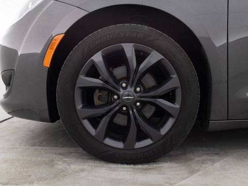 Used 2020 Chrysler Pacifica Touring-L Plus w/ S Appearance Package FWD image 17