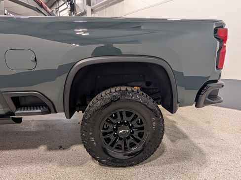 Used 2025 Chevrolet Silverado 2500 ZR2 w/ Technology Package image 8