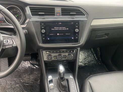 Used 2020 Volkswagen Tiguan SE image 11