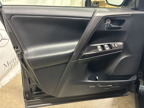 Used 2017 Toyota RAV4 SE image 15