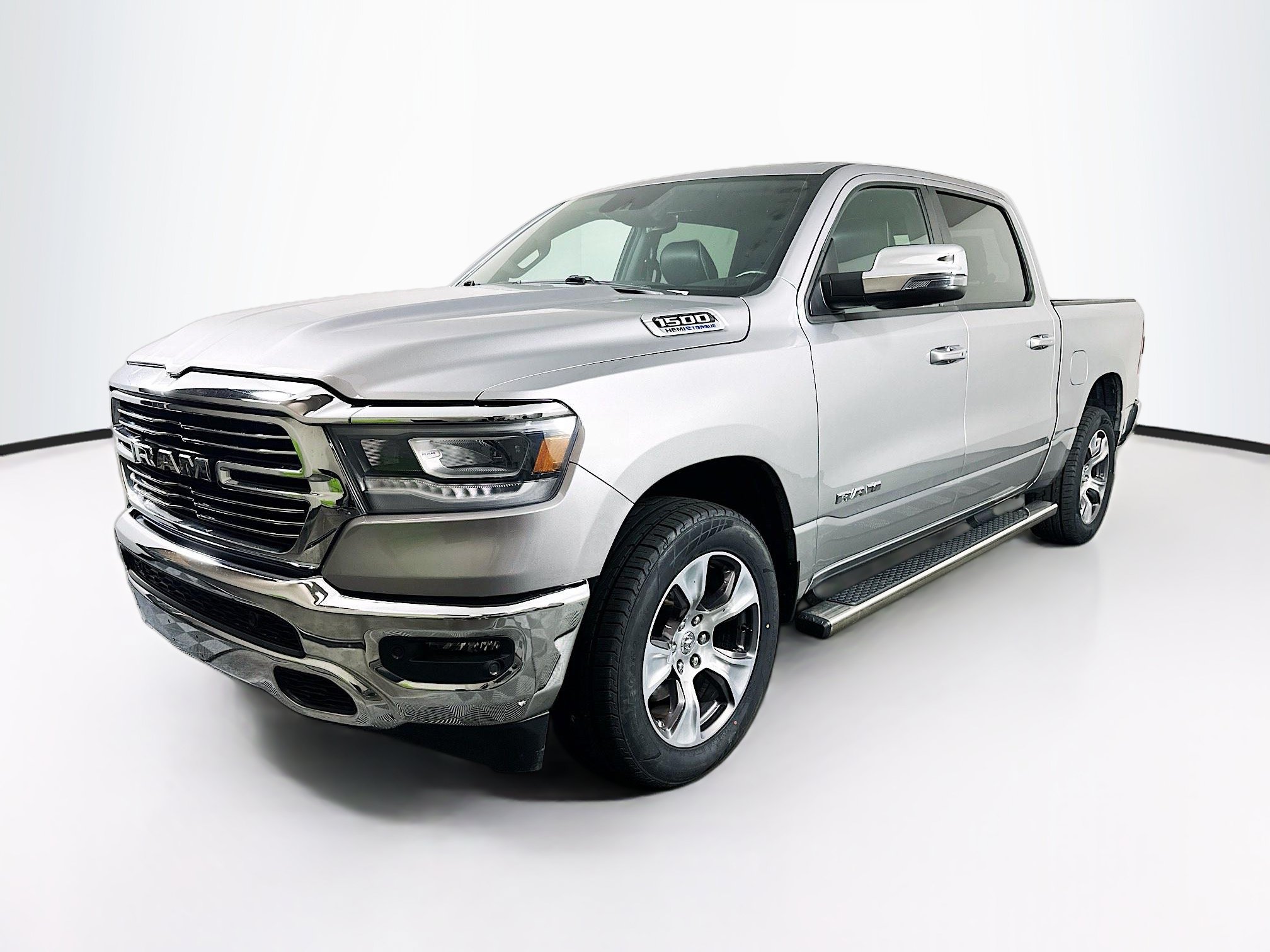 Used 2024 RAM 1500 Laramie AWD/4WD image 3