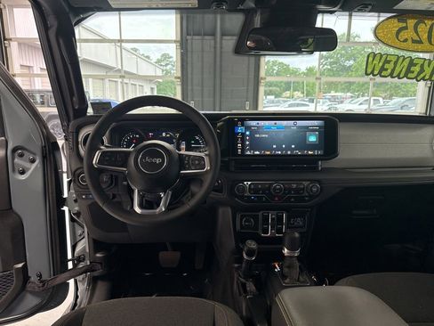 Used 2025 Jeep Wrangler Unlimited Sahara AWD/4WD image 12