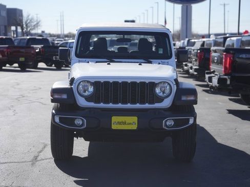 Used 2025 Jeep Gladiator Sport image 3