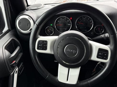 Used 2015 Jeep Wrangler Unlimited Sahara AWD/4WD image 20