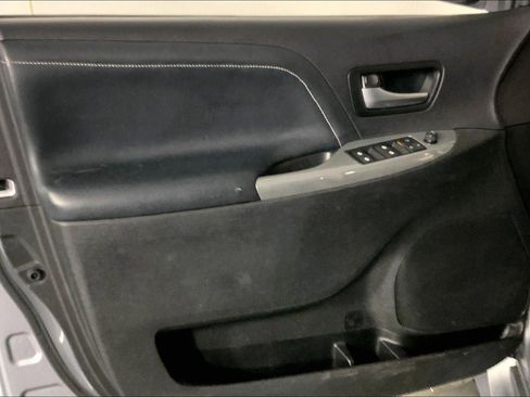 Used 2017 Toyota Sienna SE w/ SE Preferred Package FWD image 24