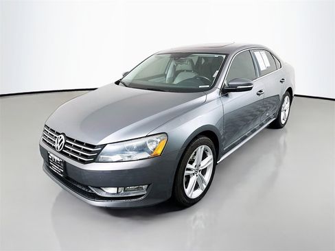 Used 2013 Volkswagen Passat TDI SE image 3