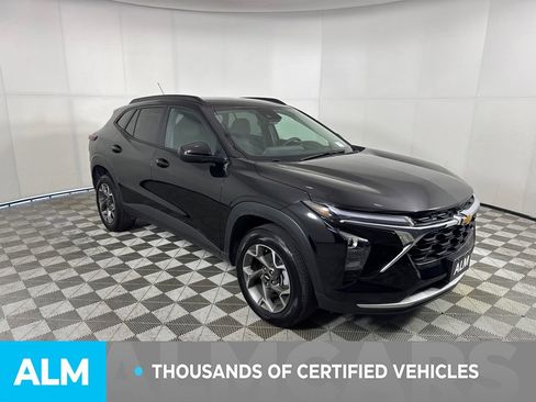 Used 2025 Chevrolet Trax LT w/ LT Convenience Package image 4