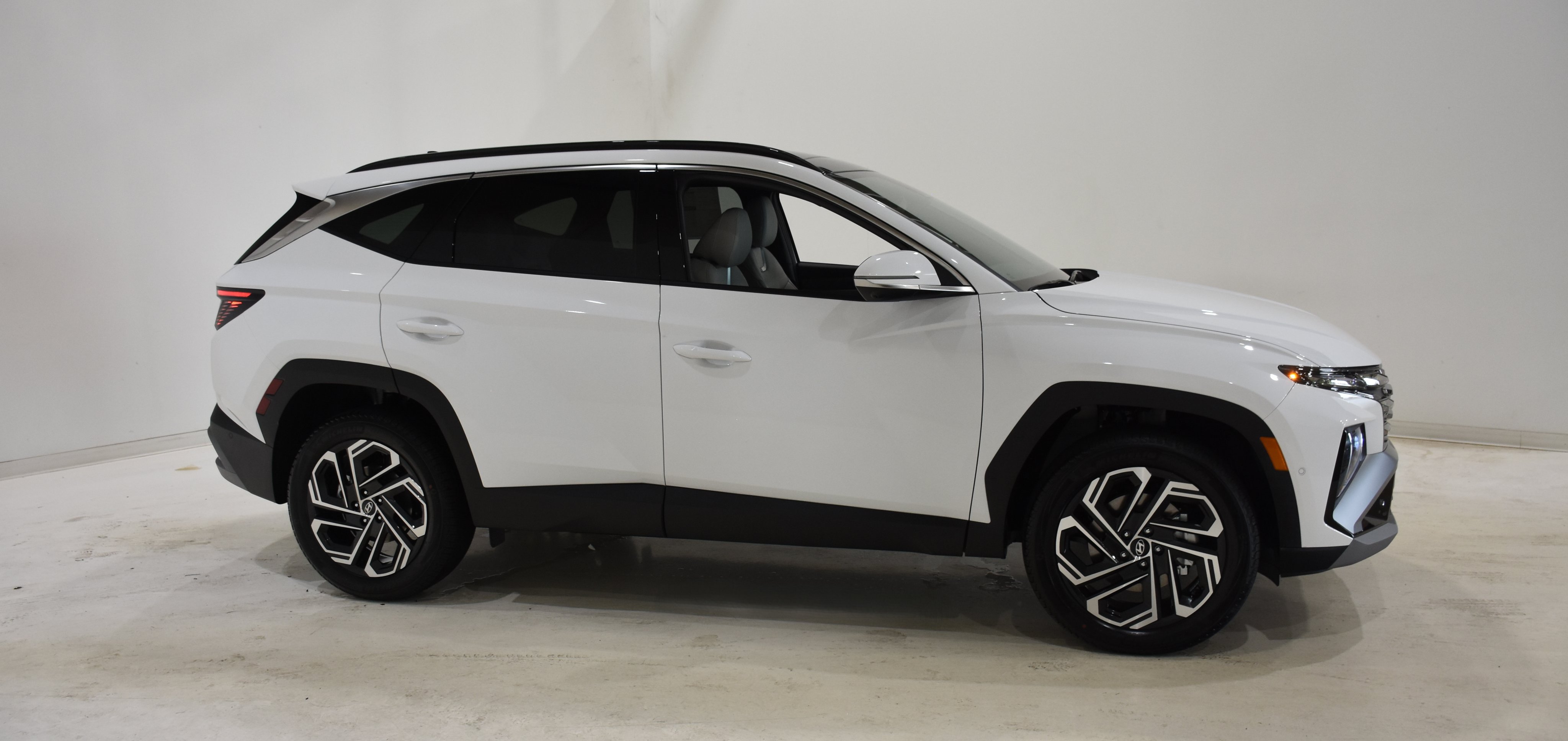 New 2026 Hyundai Tucson Limited AWD/4WD image 3