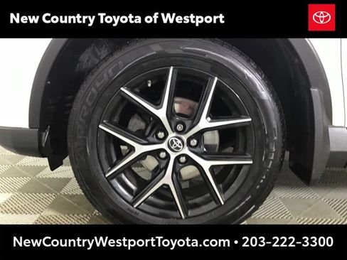 Used 2018 Toyota RAV4 SE image 25