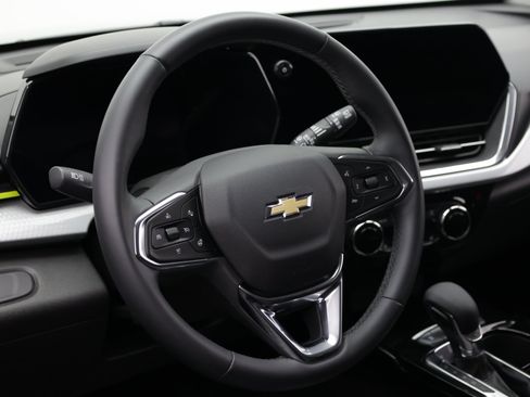 Used 2024 Chevrolet Trax LT w/ Sunroof Package FWD image 13