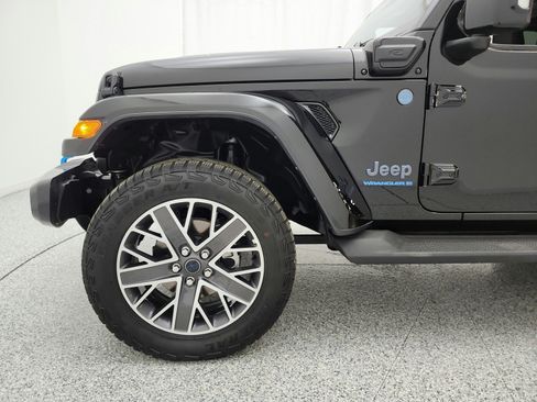 Used 2024 Jeep Wrangler High Altitude AWD/4WD image 17