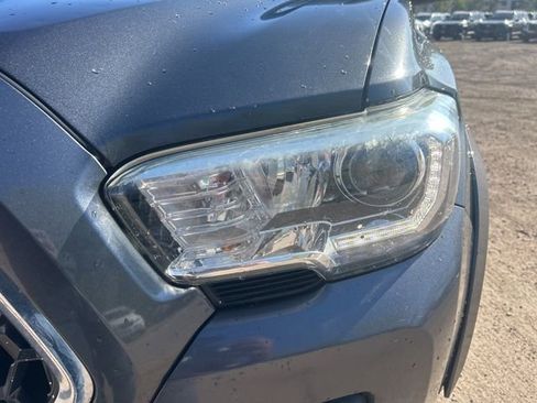 Used 2018 Toyota Tacoma TRD Sport w/ Technology Package image 10