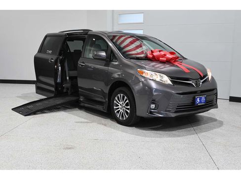 Used 2020 Toyota Sienna XLE FWD image 2