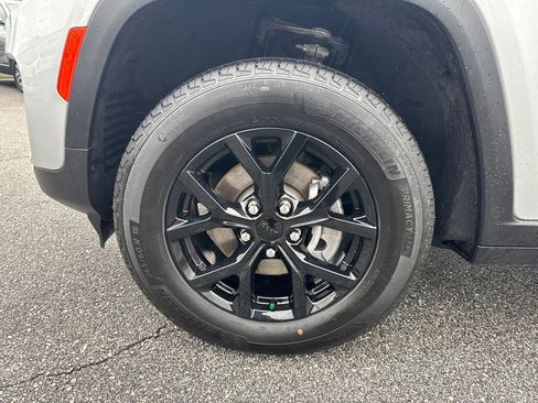 Used 2024 Jeep Grand Cherokee Altitude image 9