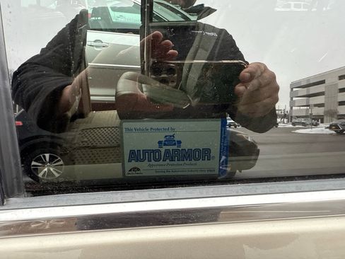 Used 2015 Chrysler Town & Country Touring-L w/ Driver Convenience Group image 9