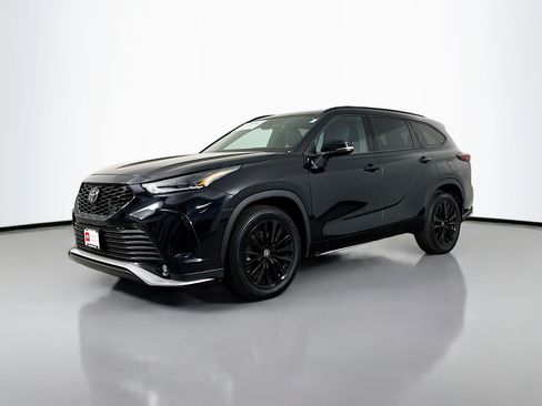 Certified 2025 Toyota Highlander XSE AWD/4WD image 3